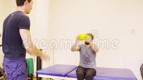 残疾人在康复中心做手操视频的预览图