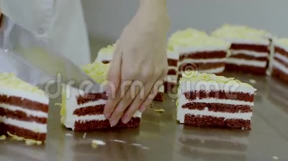 女人用刀子切蛋糕视频的预览图