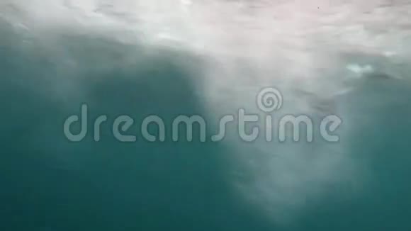 汽艇在海洋中航行时通过船体的气泡视频的预览图