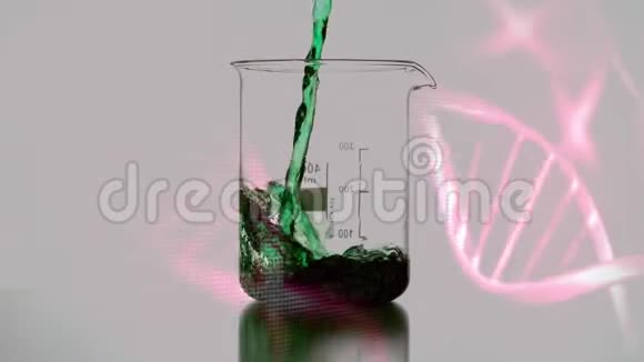 烧杯上的绿色液体视频的预览图