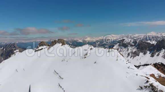 从高山到瑞士阿尔卑斯山雪峰的全景罗瑟斯德纳伊视频的预览图