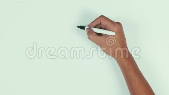 人用黑色记号笔在白板上画感叹号视频的预览图