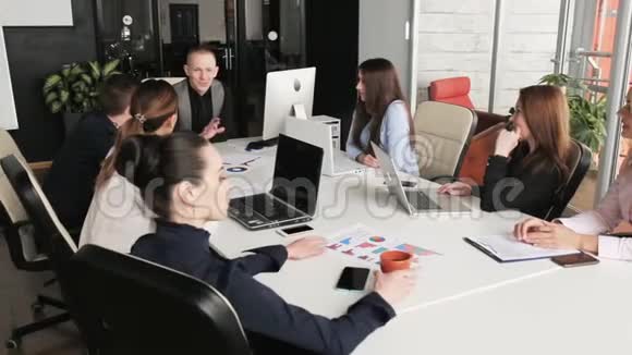 商务人士在现代化会议室讨论项目视频的预览图