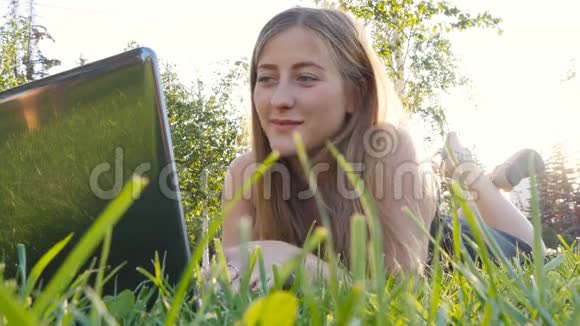 带笔记本电脑的年轻女孩在户外工作视频的预览图