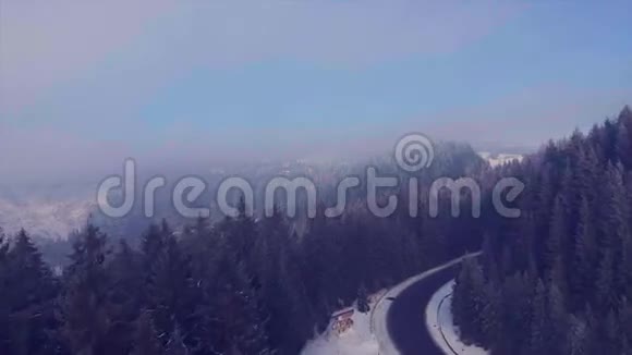 在山间的一条冬日森林之路上视频的预览图