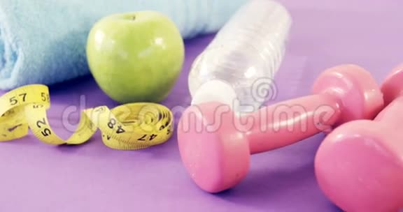 水果餐巾量胶带哑铃和水瓶视频的预览图