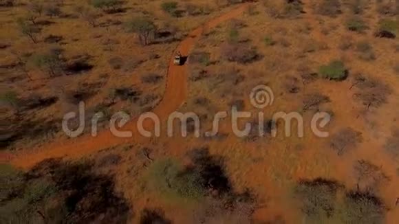 这辆车晚上在纳米比亚的大草原下车视频的预览图