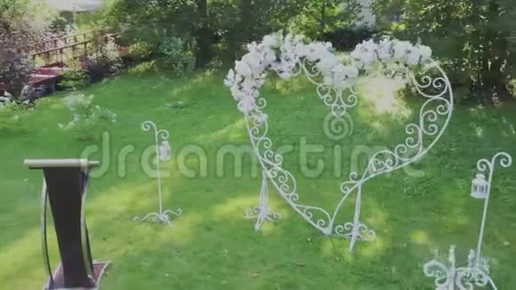 登记婚礼地点花卉婚礼配件晴天视频的预览图