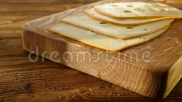 盘子里放着迷迭香的奶酪切板上有洞的奶酪奶酪加卷视频的预览图