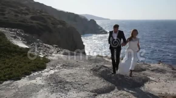 婚礼当天新娘和新郎在海滨快乐幸福家庭生活的概念视频的预览图