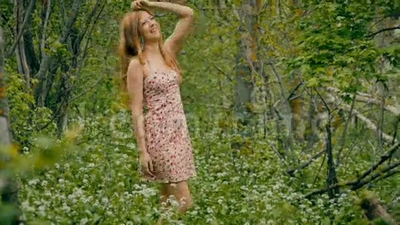 春天在森林里的一个女孩视频的预览图