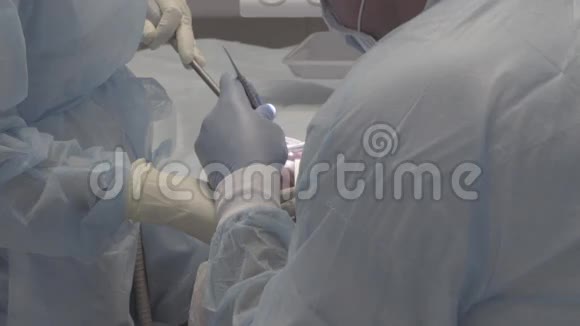 牙科手术医生给病人做手术护士协助医生送工具而不是颜色视频的预览图
