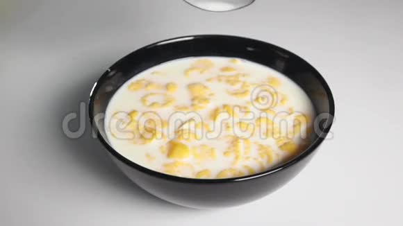 用汤匙在牛奶中捣碎玉米片视频的预览图
