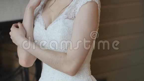 新娘身着白色礼服待在室内为摄影师摆姿势视频的预览图