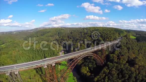 旧钢火车桥空中景观视频的预览图