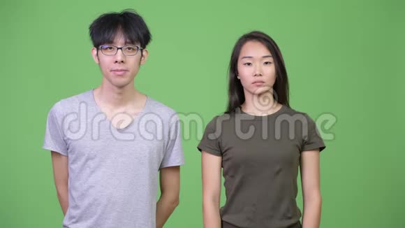 年轻的亚裔夫妇在一起做出不同的决定视频的预览图