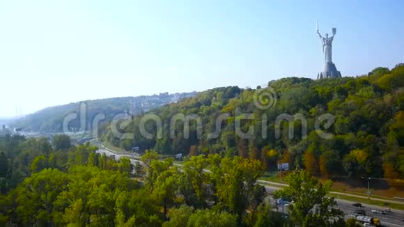 基辅的Panoramma前景是祖国母亲纪念碑视频的预览图