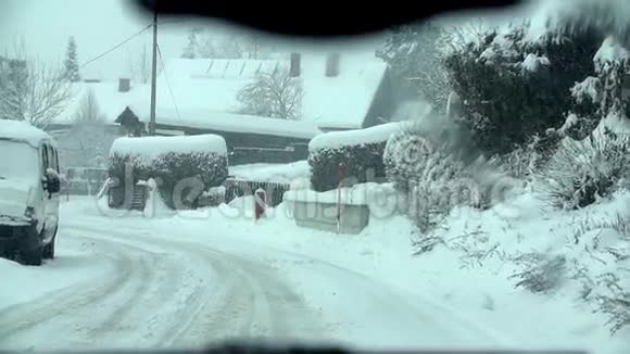 在下雪的路上穿过村子视频的预览图