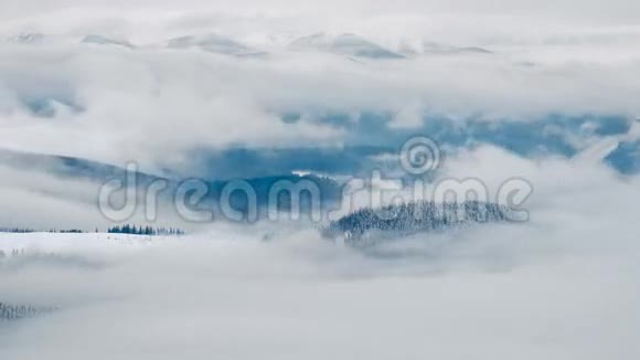 在冬天的山上流云时间流逝视频的预览图