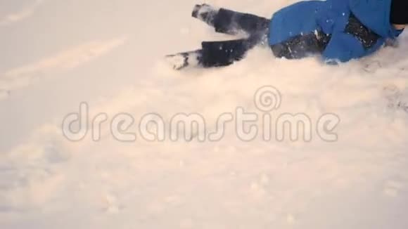 孩子们在雪地里翻着跟头视频的预览图
