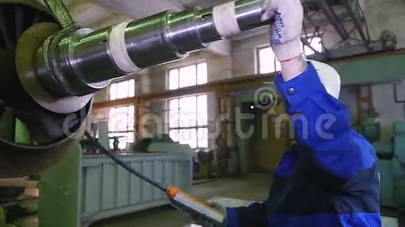 工厂运输转子零件的工人车床操作员视频的预览图