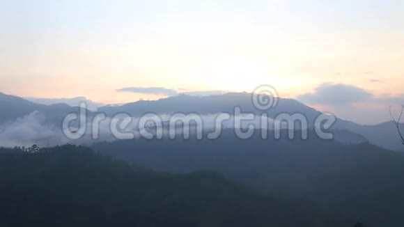 埃拉小亚当峰上雾蒙蒙的日出景色艾拉是一个美丽的小困镇位于斯里兰卡南部边缘视频的预览图