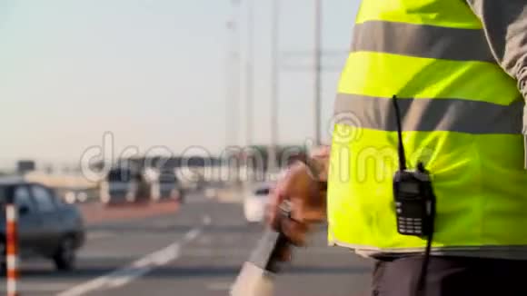 交通警察与交通杆隔离和对讲机在公路工作视频的预览图