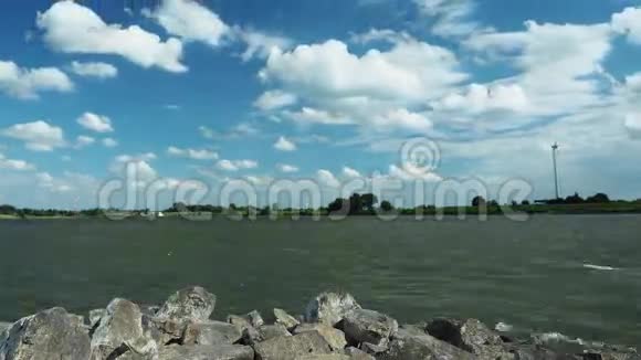 德国莱茵河一个刮风的下午视频的预览图