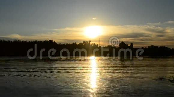 人的剪影在夕阳的背景下穿过镜框视频的预览图