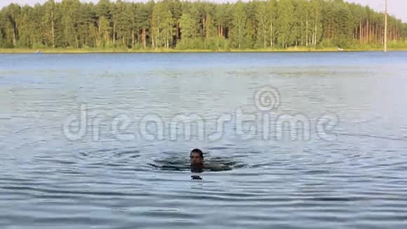 夏季阳光明媚的一天成年男子在绿林中游泳周末自然娱乐视频的预览图