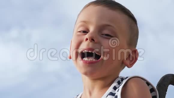 小男孩在天空背景上微笑视频的预览图
