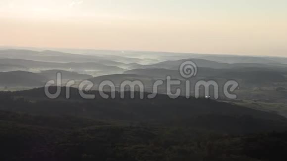 全景的史诗般的黑森林德国太阳正在山后升起视频的预览图
