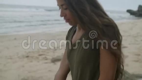 在热带海滩上摆姿势的年轻潮女视频的预览图