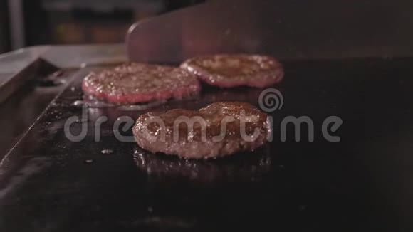 街头美食餐厅炸面上的烤树汉堡视频的预览图