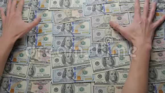 一只手的特写取出美元钞票赢钱的概念视频的预览图
