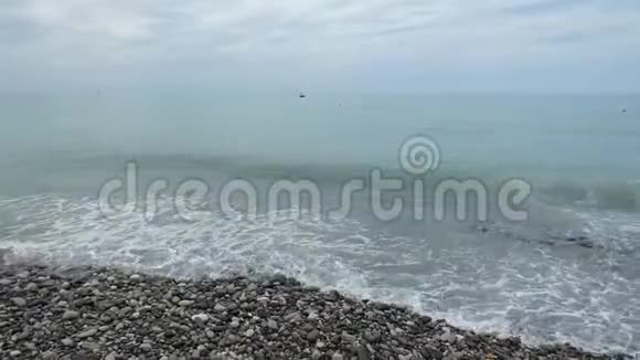 海景水波与泡沫冲浪卵石视频的预览图