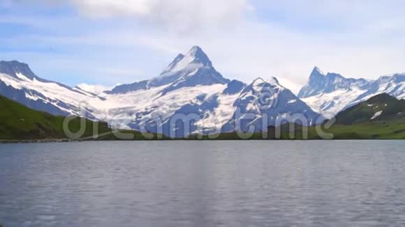 高山山峰和山湖景观背景巴察湖格林德尔瓦尔德伯尼斯高地阿尔卑斯山旅游业视频的预览图