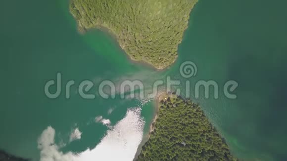 国家公园杜米托黑湖的空中镜头视频的预览图
