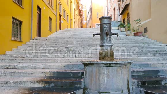 街道上一个欧洲城市的街道喷泉人们在户外解渴喝水视频的预览图