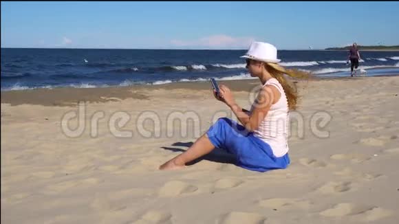 在海边拍孩子照片的女人视频的预览图