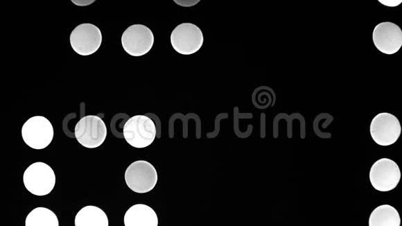 黑色背景上的圆形白光视频的预览图