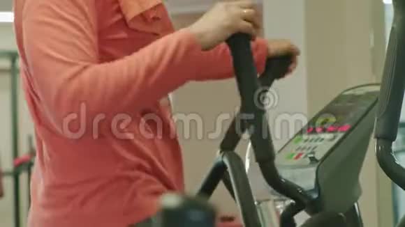 健身房里有椭圆机的人视频的预览图