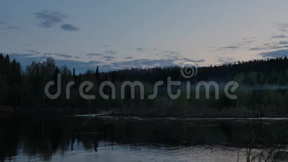 北白夜河的宽阔河段视频的预览图