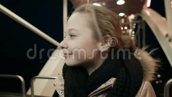 晚上在游乐园坐摩天轮的小女孩视频的预览图