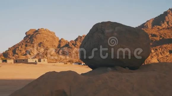 埃及沙漠沙地山区和贝都因定居点视频的预览图