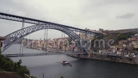 波尔图多姆路易斯一桥城市风景城堡和里贝拉船在河边经过海鸥视频的预览图