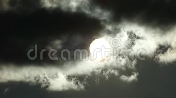 太阳在乌云后面满月视频的预览图