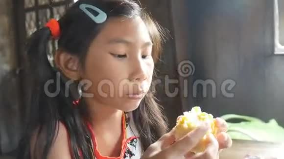 小女孩白天吃玉米视频的预览图