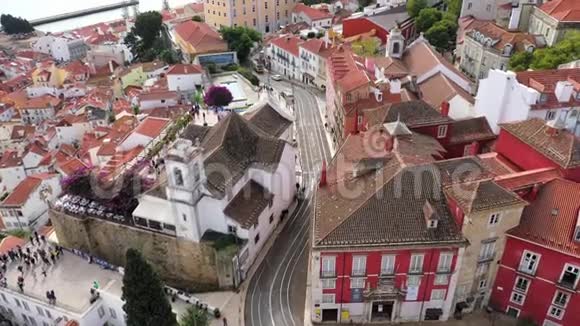 俯瞰历史悠久的里斯本阿尔法马地区视频的预览图