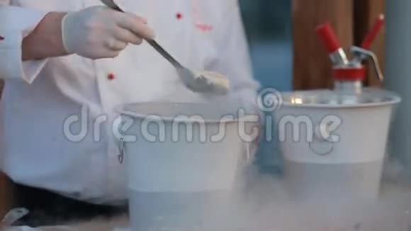 厨师加氮冰淇淋视频的预览图